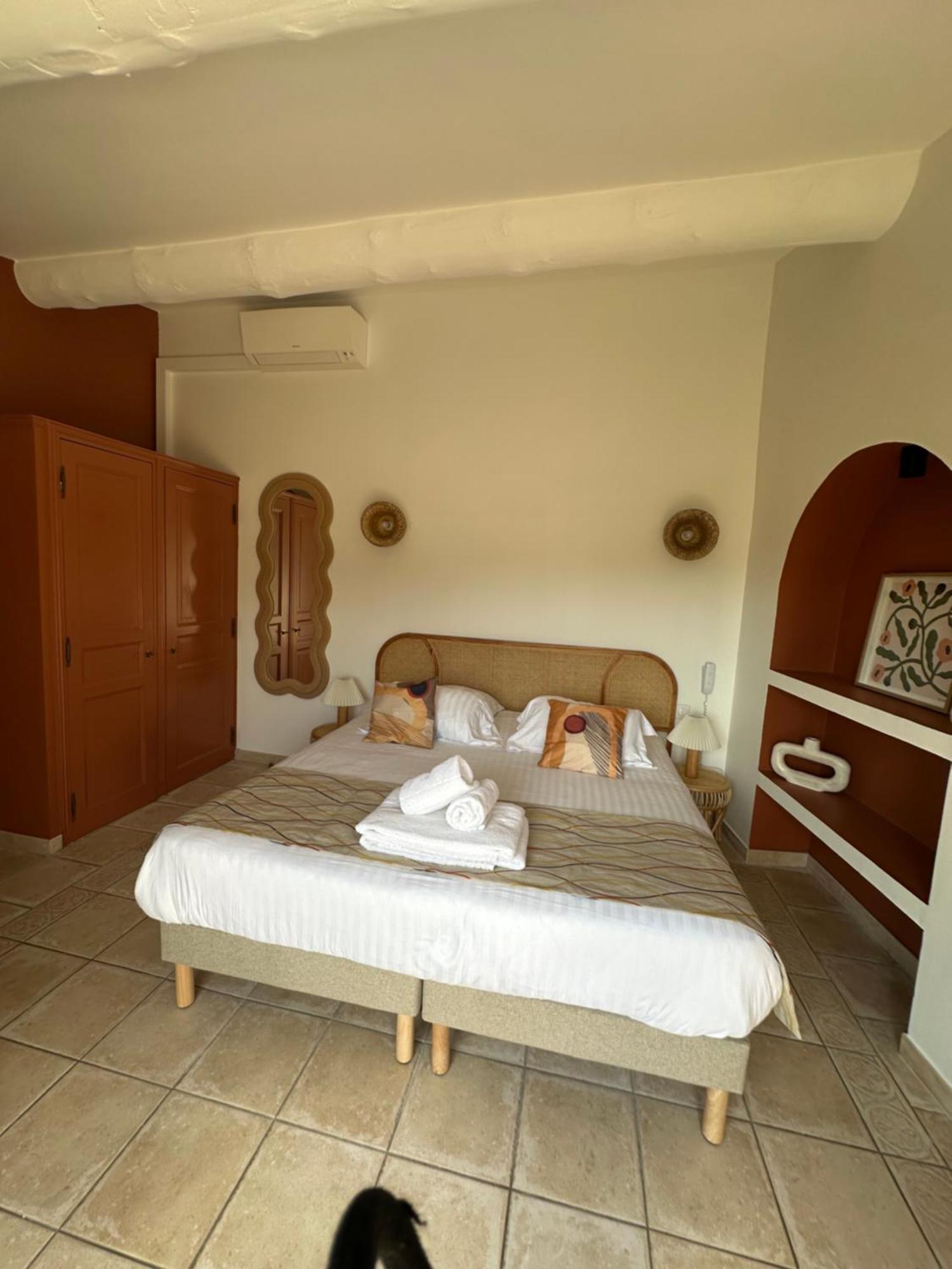 Mas Des Romarins, The Originals Relais Hotel Gordes Exterior photo