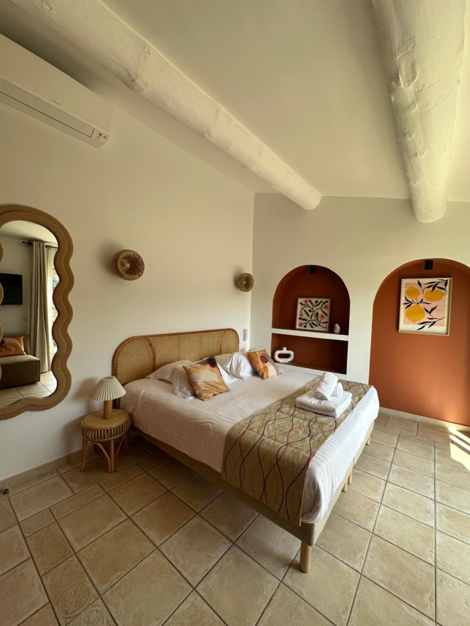 Mas Des Romarins, The Originals Relais Hotel Gordes Exterior photo