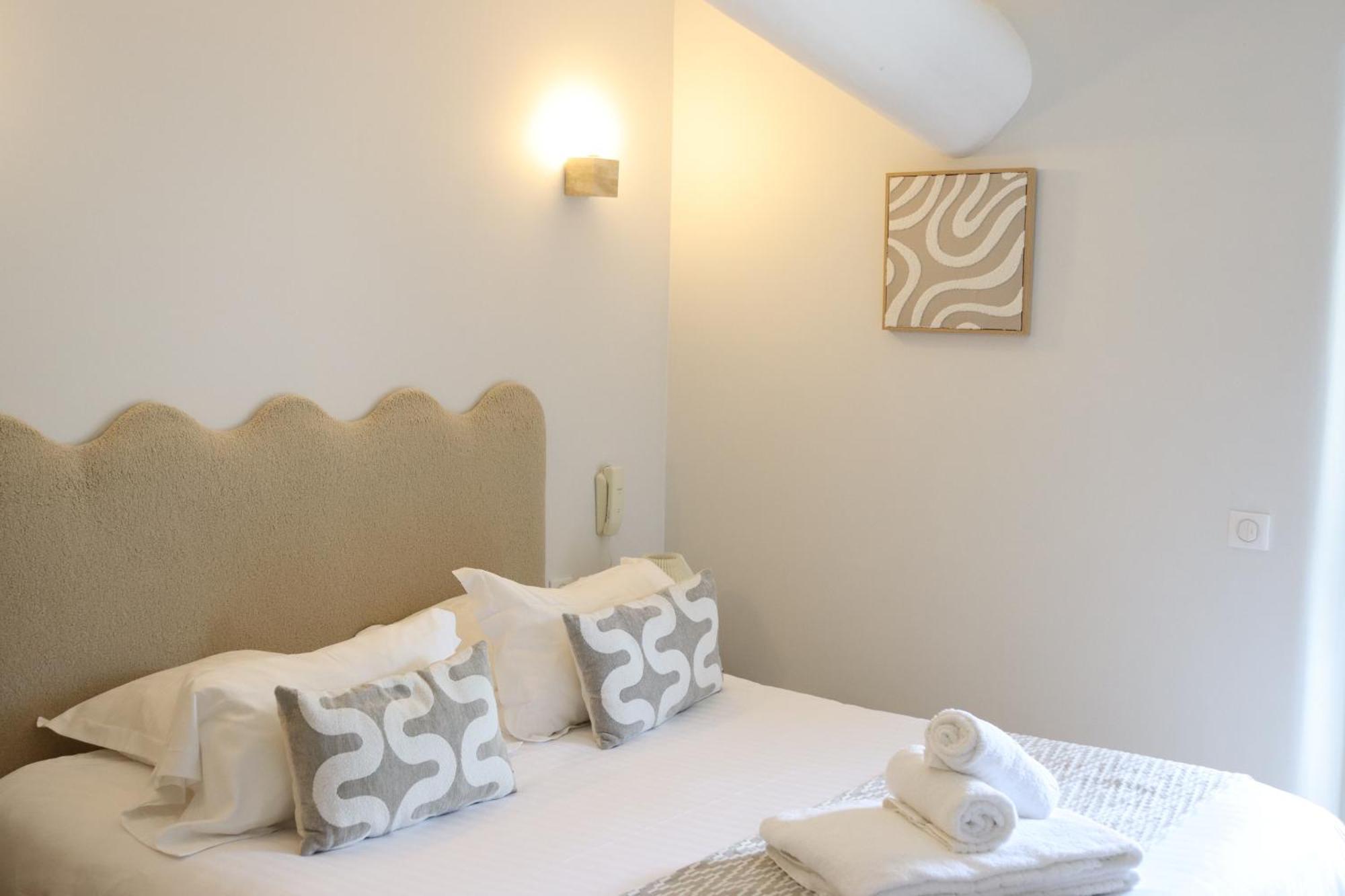 Mas Des Romarins, The Originals Relais Hotel Gordes Exterior photo