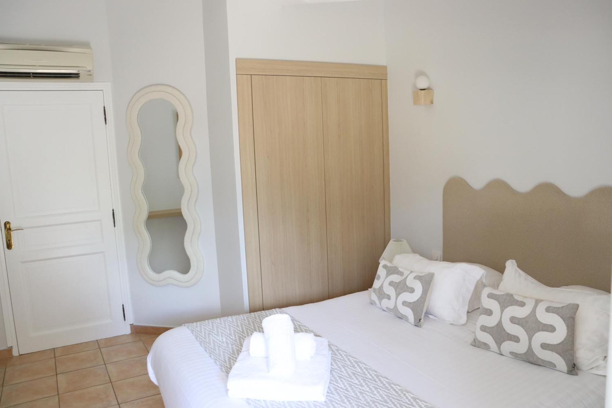 Mas Des Romarins, The Originals Relais Hotel Gordes Exterior photo