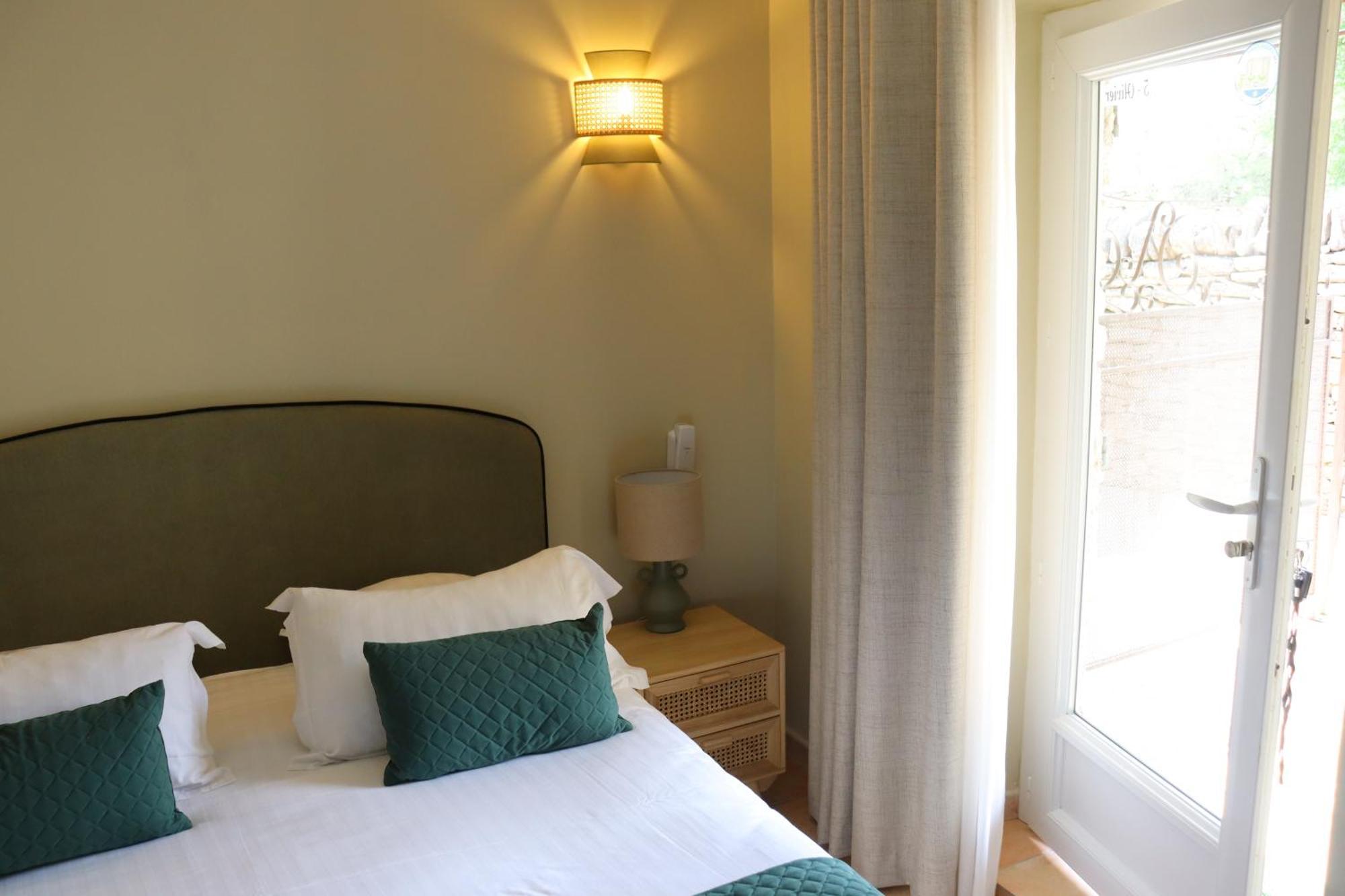 Mas Des Romarins, The Originals Relais Hotel Gordes Exterior photo