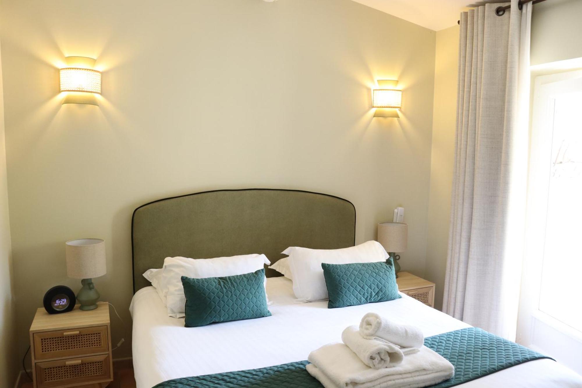 Mas Des Romarins, The Originals Relais Hotel Gordes Exterior photo
